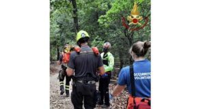Escursionista sul Monte Parodi cade e batta la testa, soccorso dai VVF