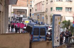 Manifestazione degli anarchici in via del seminario a Genova Manifestazione degli anarchici in via del seminario a Genova