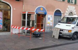 Rimossa la cabina telefonica di piazza Vittorio Veneto Rimossa cabina telefonica di piazza Vittorio Veneto