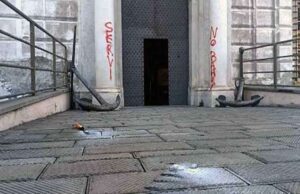 Imbrattate con vernice rosse colonne Palazzo San Giorgio, sede Autorità portuale Imbrattate con vernice rosse colonne Palazzo San Giorgio, sede Autorità portuale