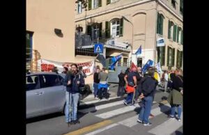 Cub e Ugl bloccano la zona della rimessa Amt di via Montaldo