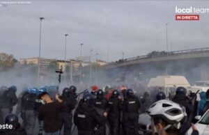 Porto Trieste | Idranti sui manifestanti che gridano: Libertà! Libertà! | Video