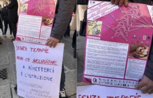 I genitori bambini disabili in piazza sotto la Regione I genitori bambini disabili in piazza sotto la Regione