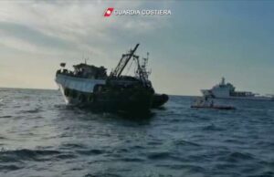 Guardia Costiera soccorre peschereccio con 339 migranti a bordo | Video