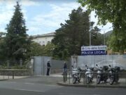 Si presenta dai vigili in scooter senza casco, patente e assicurazione