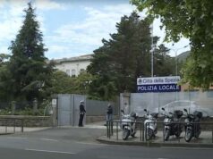 Si presenta dai vigili in scooter senza casco, patente e assicurazione