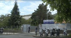 Si presenta dai vigili in scooter senza casco, patente e assicurazione