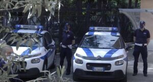 Aggredisce i vigili che contestano la sosta, 55enne arrestato