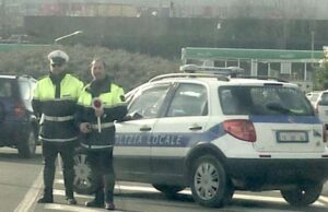 Chiama camorristi agenti della Polizia locale su Facebook: denunciato Chiama camorristi agenti della Polizia Locale su Facebook: denunciato