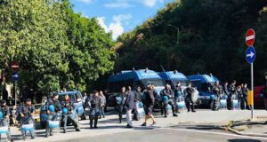 Centro sociale Tdn, iniziato all’alba lo sgombero | Aggiornamento