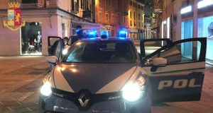 Commerciante saluta pattuglia, cliente: sei un infame e lo aggredisce
