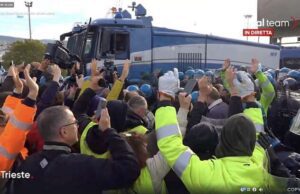 Libertà? Porto di Trieste sgomberato con cariche e idranti su manifestanti pacifici