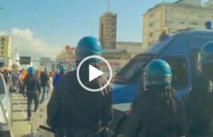 Porto Genova, varco Albertazzi bloccato: poliziotti si tolgono i caschi | Video