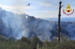 Incendio nel bosco di Leivi, VVF sul posto con elicottero della Regione Incendio nel bosco di Leivi, VVF sul posto con elicottero della Regione