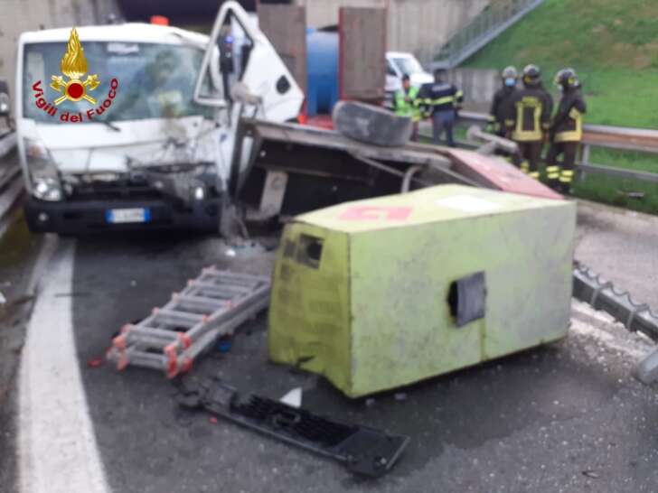 Chiavari, autotreno perde il carico che investe camioncino