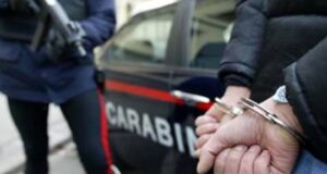 Tenta di sfondare la porta a calci della ex, 46enne arrestato
