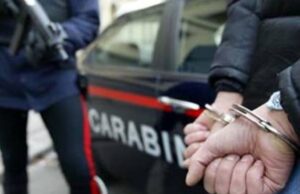 Tenta di sfondare la porta a calci della ex, 46enne arrestato
