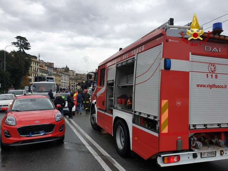 Motociclista sotto un tir in via Adua, salvo. L’intervento dei VVF