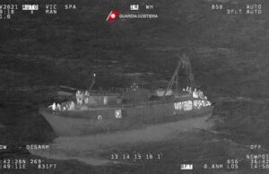 Pozzallo, peschereccio con 396 migranti s’incaglia vicino al molo | Video
