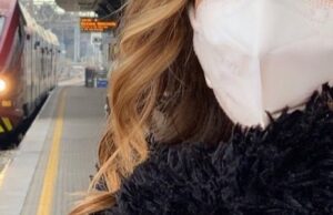 Chiede di indossare la mascherina, presa a calci e schiaffi da ragazza sul treno