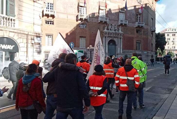 In atto a Genova corteo Coordinamento Resistenza Genova per la Liguria