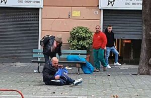 Rissa tra ubriachi in piazza Manzoni, Polizia sul posto Rissa tra ubriachi in piazza Giusti, polizia sul posto