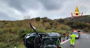 Incidente sulla A12, auto su un fianco, occupanti estratti dai VVF