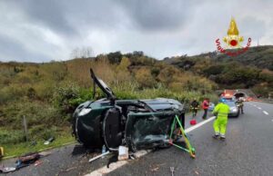 Incidente sulla A12, auto su un fianco: occupanti estratti dai VVF Incidente sulla A12, auto su un fianco, occupanti estratti dai VVF