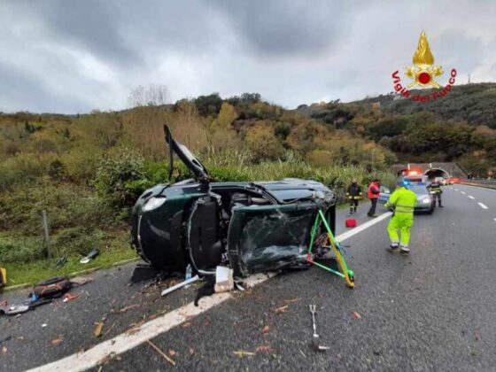 Incidente sulla A12, auto su un fianco, occupanti estratti dai VVF