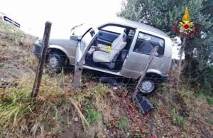 Savona, auto si ribalta: uomo salvato dai VVF Savona, auto si ribalta: uomo salvato dai VVF