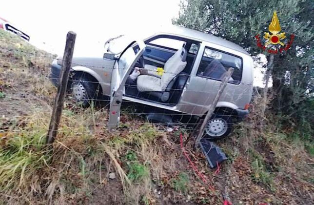 Savona, auto si ribalta: uomo salvato dai VVF