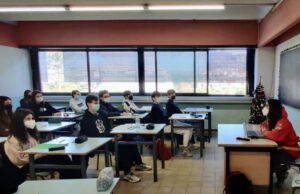 I giovani fanno lezione ai giovani nelle scuole I giovani fanno lezione ai giovani nelle scuole