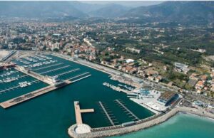 Loano, una locandina posizionata nei luoghi dello shopping Locandina posizionata nei luoghi dello shopping