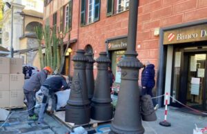 Piazza Matteotti, in funzione i lampioni storici appena restaurati Piazza Matteotti, in funzione i lampioni storici appena restaurati