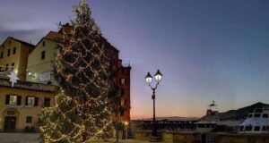 I presepi di Camogli e l’albero nel cuore del porticciolo