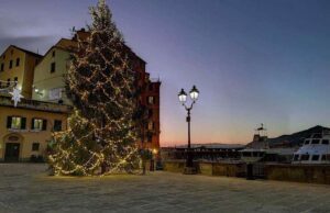 I presepi di Camogli e l’albero nel cuore del porticciolo I presepi di Camogli e l’albero nel cuore del porticciolo