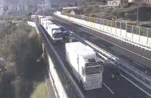 Caos autostrade, altro incidente: a Savona 9 chilometri di coda Problemi su autostrade della Liguria, in A10 tamponamento tra mezzi pesanti