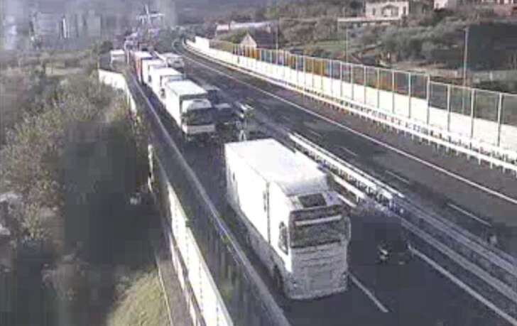 Problemi su autostrade della Liguria, in A10 tamponamento tra mezzi pesanti