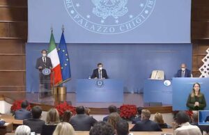 Green pass e tamponi: dalla cabina di regia le possibili decisioni Green pass, mascherine e tamponi: dalla cabina di regia le possibili decisioni