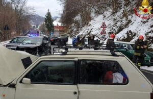 Statale dei Giovi ghiacciata, auto si rovesciano urtandosi