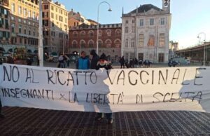 No Green pass in piazza, manifestazione pacifica anche a Capodanno No green pass | Flash mob in piazza della Vittoria, corteo a Caricamento
