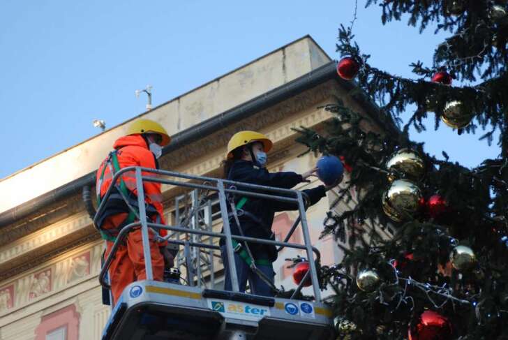 Decorazione natalizia della Polizia sull’albero di Natale a De Ferrari