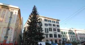 Decorazione natalizia della Polizia sull’albero di Natale a De Ferrari