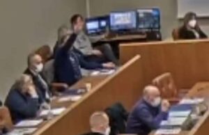 Comune di Ventimiglia, saluto romano in aula: è bufera su consigliere FdI