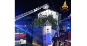 A fuoco tetto palazzina alla Spezia, fiamme spente dai VVF