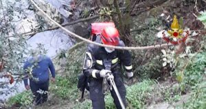 Avegno, cane e padrone scivolano in una scarpata, salvati dai VVF