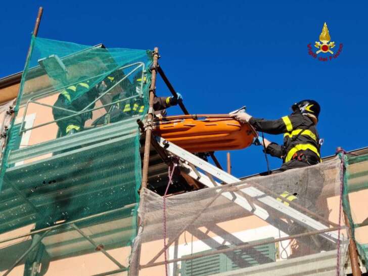  Solaro, i Vigili del fuoco soccorrono ferito per incidente domestico