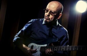 La rivoluzione il nuovo singolo di Enrico Ruggeri La rivoluzione il nuovo singolo di Enrico Ruggeri