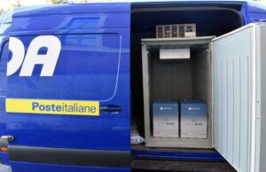 Furgoni carichi di dosi di vaccino a Genova Furgoni carichi di dosi a Genova