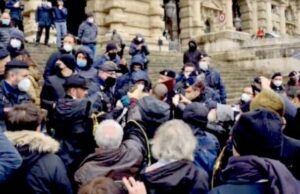 Tensione in Cassazione: avvocati e deputato bloccati dalla Polizia | Video Tensione in Cassazione: avvocati e deputato bloccati dalla Polizia